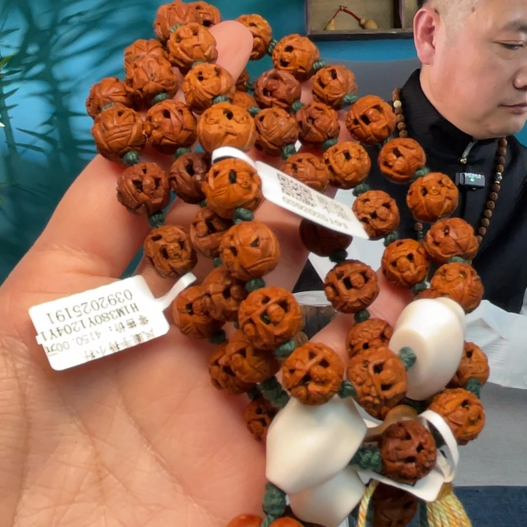 曹*子小子凤眼镂空风景人物核雕作品