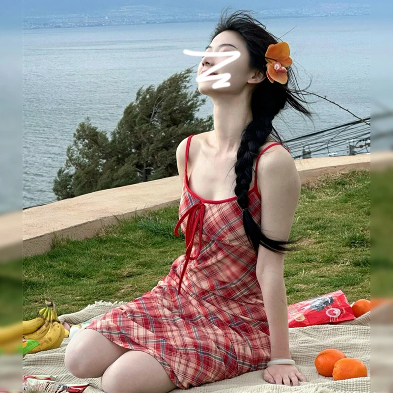 1738法式气质红色格纹吊带连衣裙子女2025夏季新款收腰海边度假裙