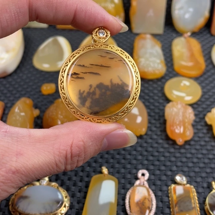 石英质玉（黄龙玉）未镶嵌颈饰