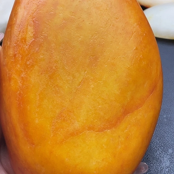 玉男女黄皮白肉摆件一个