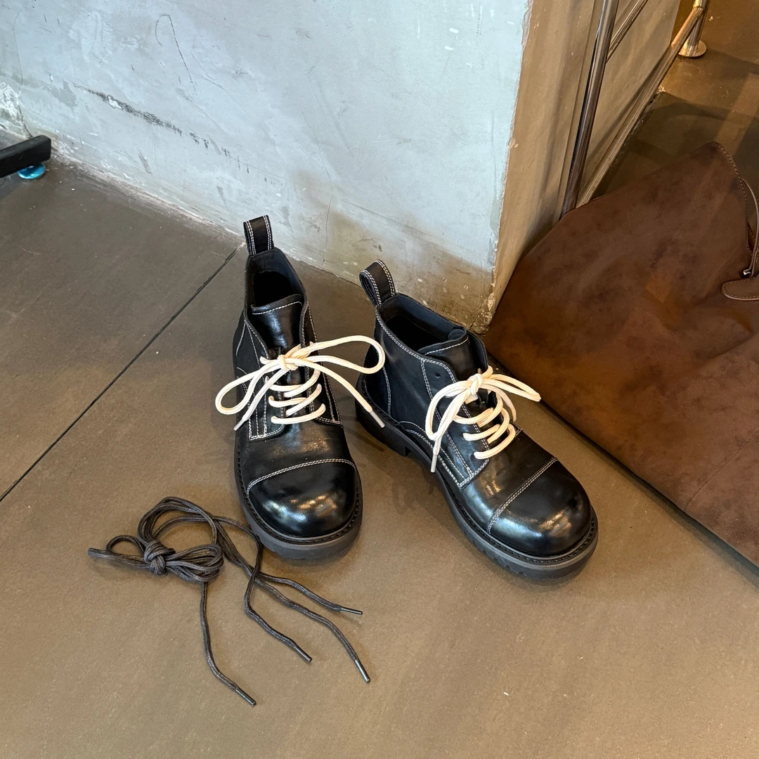 小发喵「经典复古拼接皮靴｜系带设计诠释潮流大气韵味」