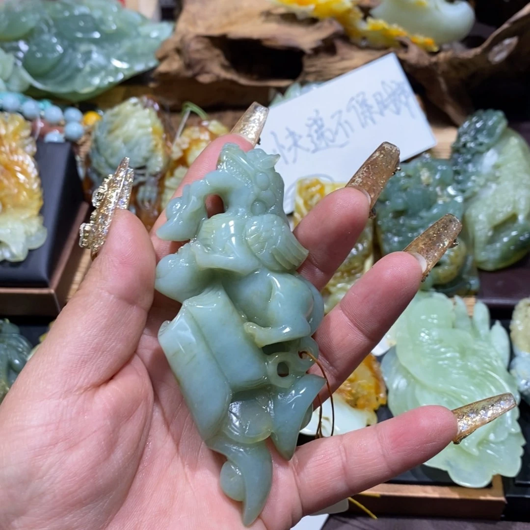 蛇纹石玉颈饰足铂镶嵌