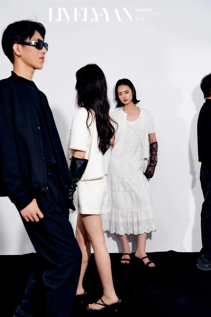 【俪妍】白色吊带立体花朵连衣裙