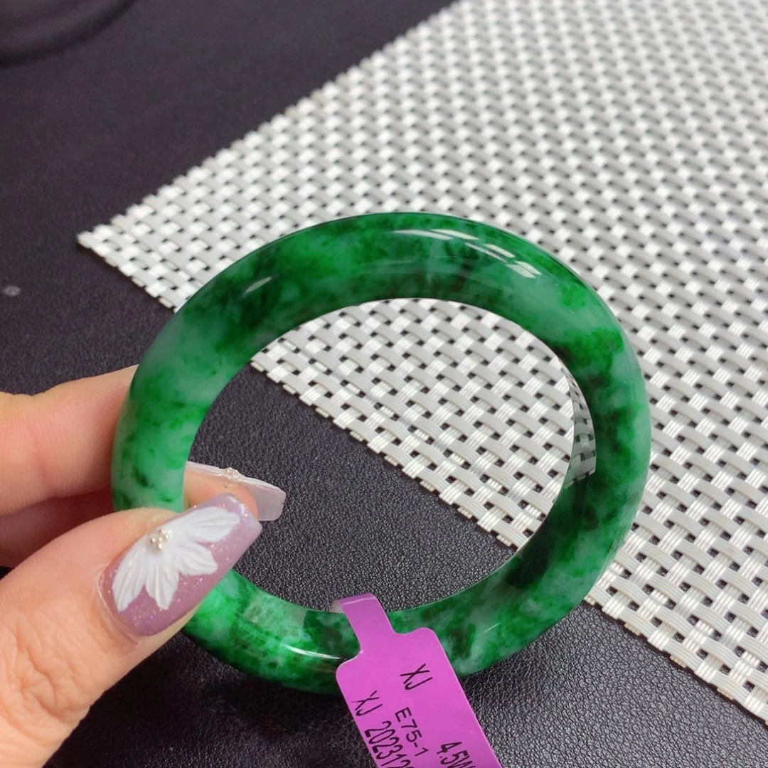 翡翠手镯未镶嵌缅甸