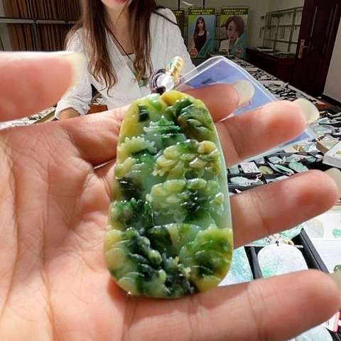 翡翠未镶嵌项圈一个