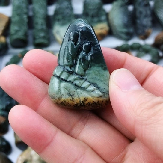 未镶嵌岫岩河磨玉（透闪石质玉）挂件