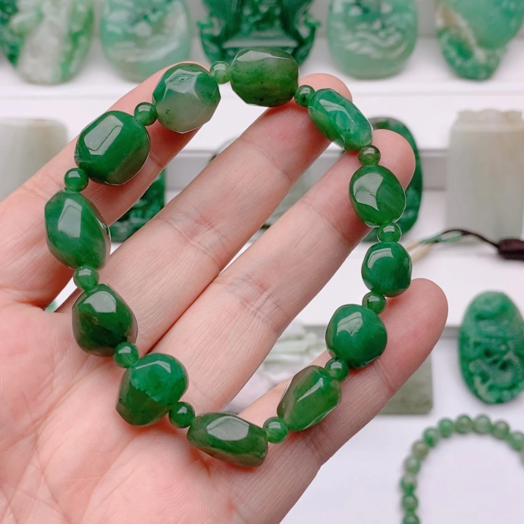 均***者独山玉未镶嵌颈饰