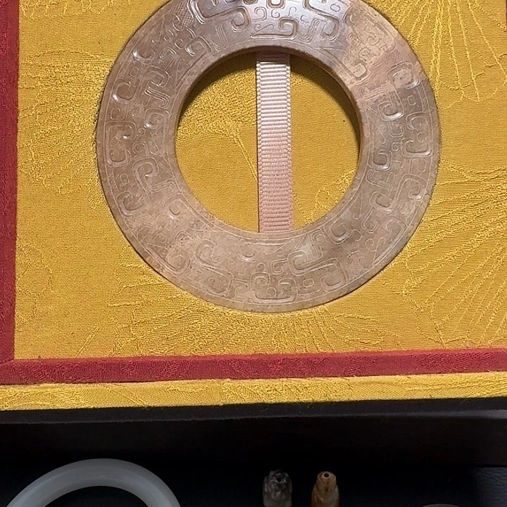 古***亨和田玉未镶嵌颈饰