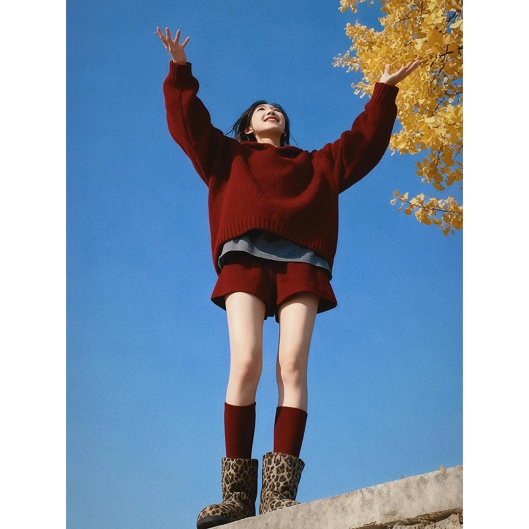 2025新款法式圣诞战袍小香风套装红色连帽针织衫内搭短裤三件套装