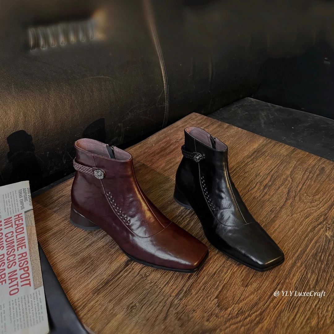 L157手工编织金属扣粗跟时装靴女大码秋冬新款复古方头低跟短靴