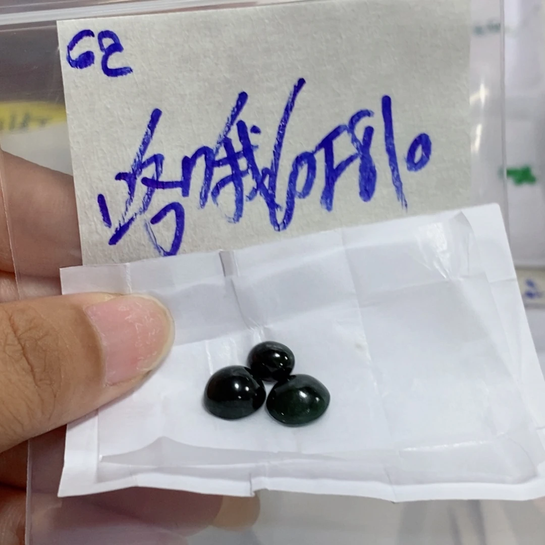 咯***兔定制翡翠未镶嵌不