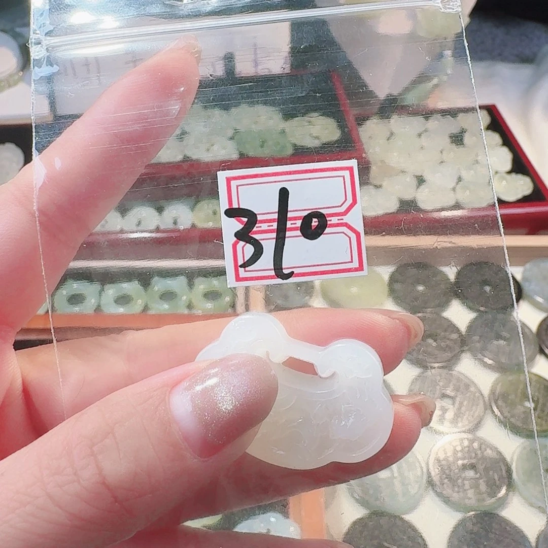 蛇纹石玉颈饰合金精美礼品