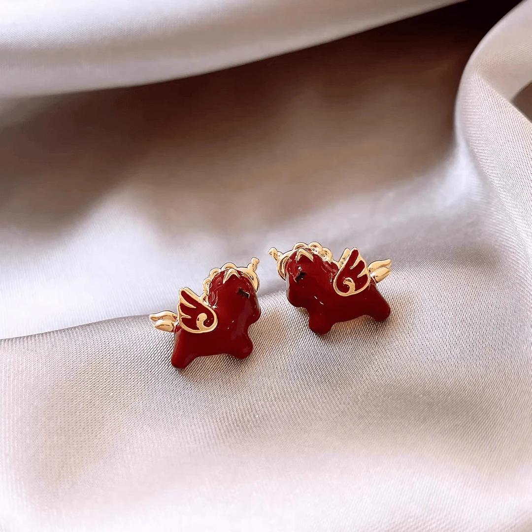 铜合金耳饰 深红色小飞马耳钉高级感秋冬耳环小众时尚精致马年