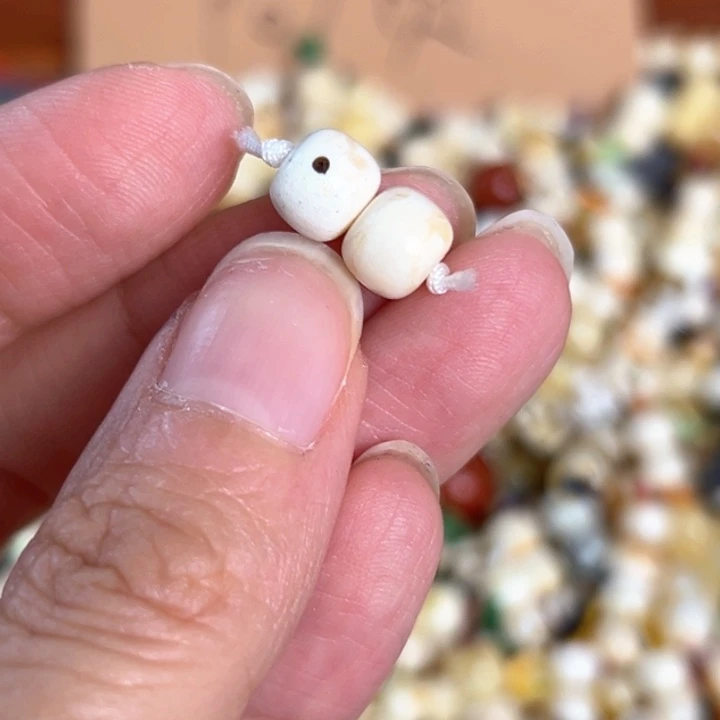 未镶嵌蜜蜡裸石7.6mm一对