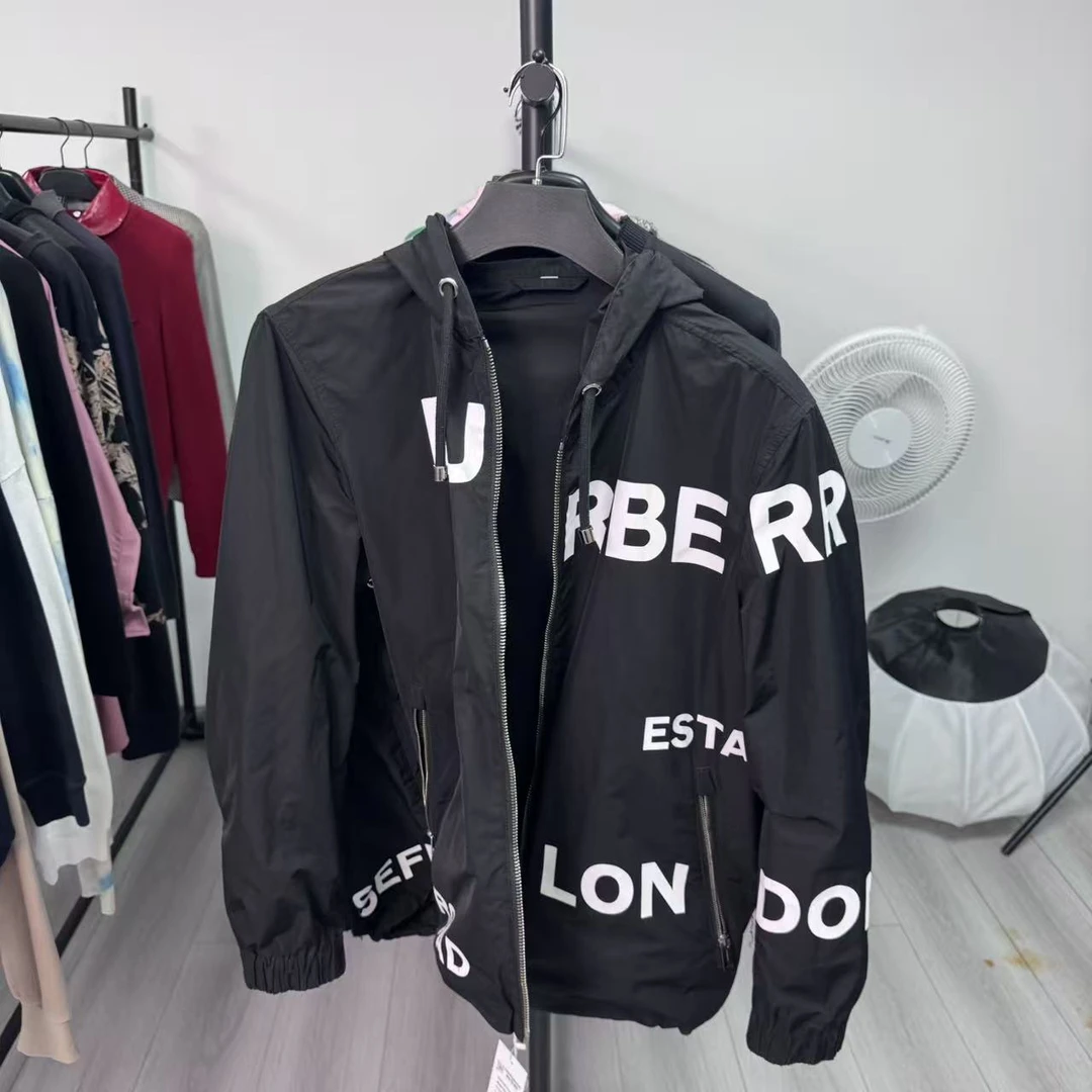 99新 BURBERRY/博柏利 黑白字母弹幕冲锋衣