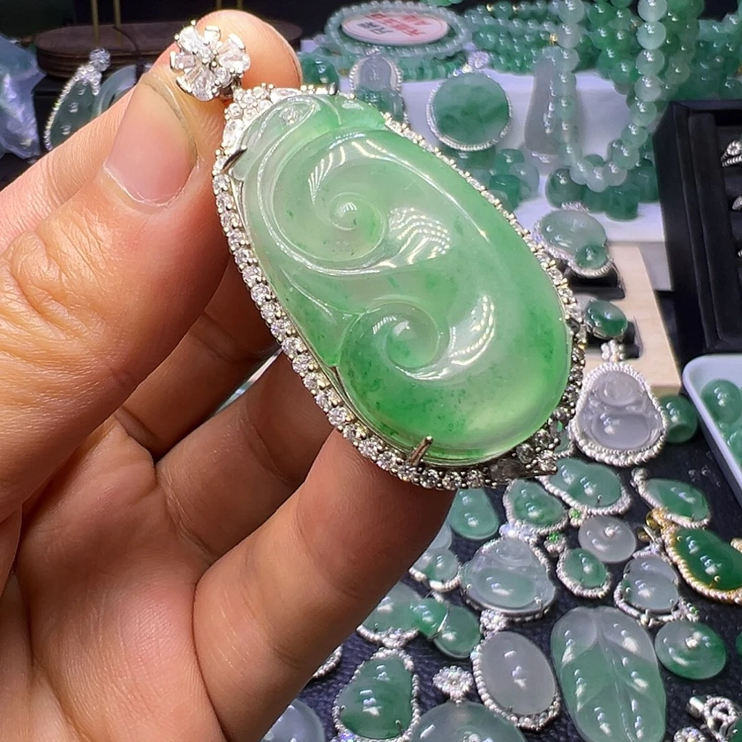 石英质玉（非洲翠）未镶嵌颈饰