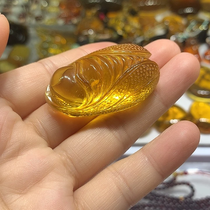 未镶嵌颈饰琥珀一鸣惊人