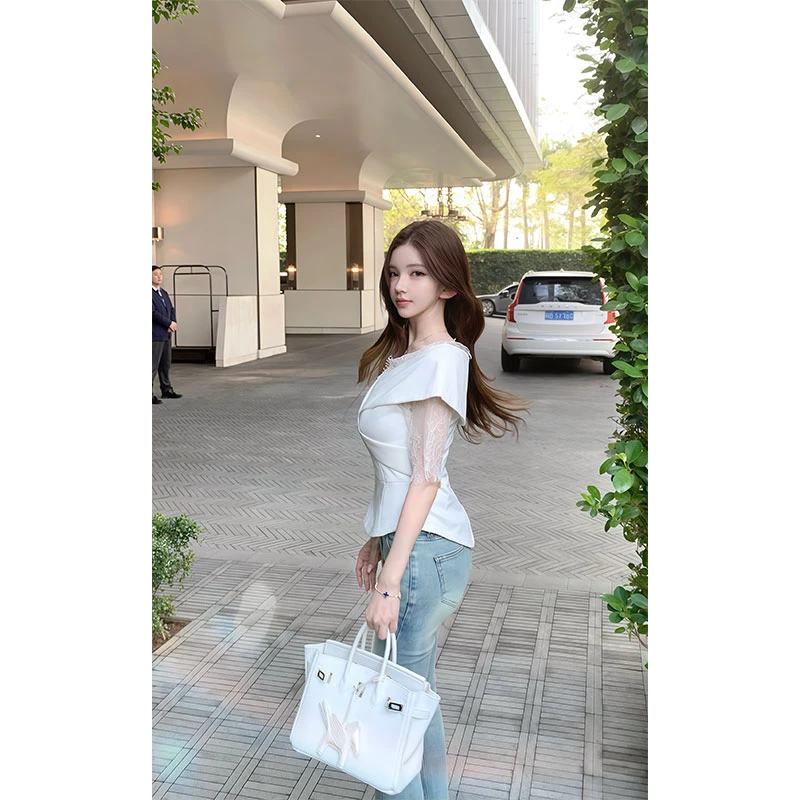 高级感白色蕾丝拼接奢贵名媛个性气质V领别致上衣女配修身牛仔裤