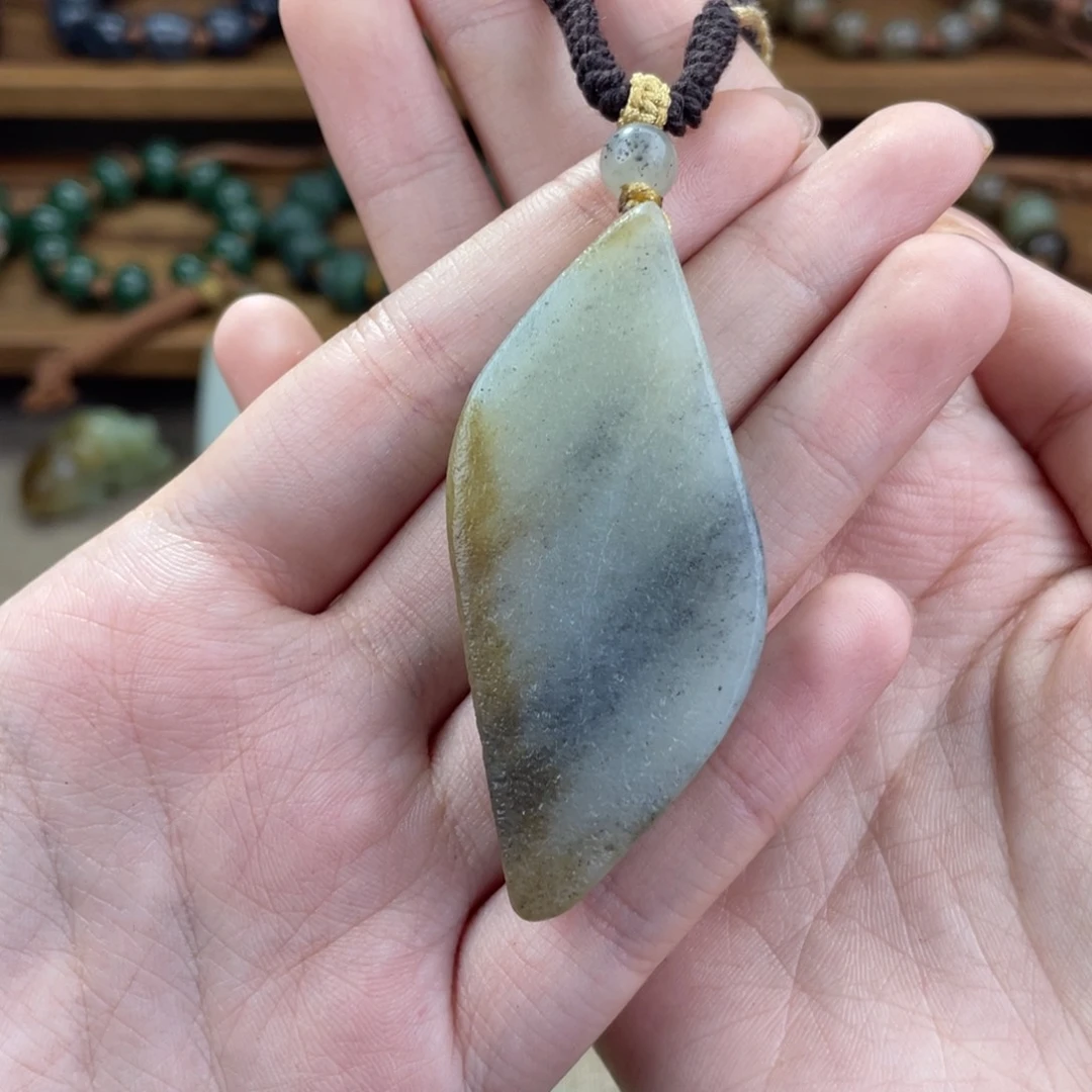 燕***子和田玉未镶嵌颈饰