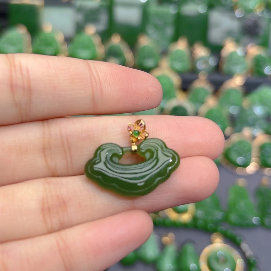 颈饰18K金镶嵌和田玉（碧玉）