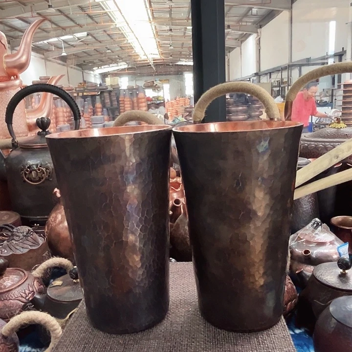 一对复古色的马克杯咖啡杯