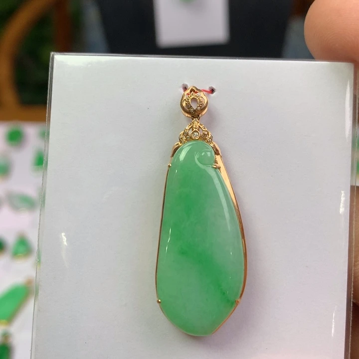 翡翠18K金镶嵌颈饰