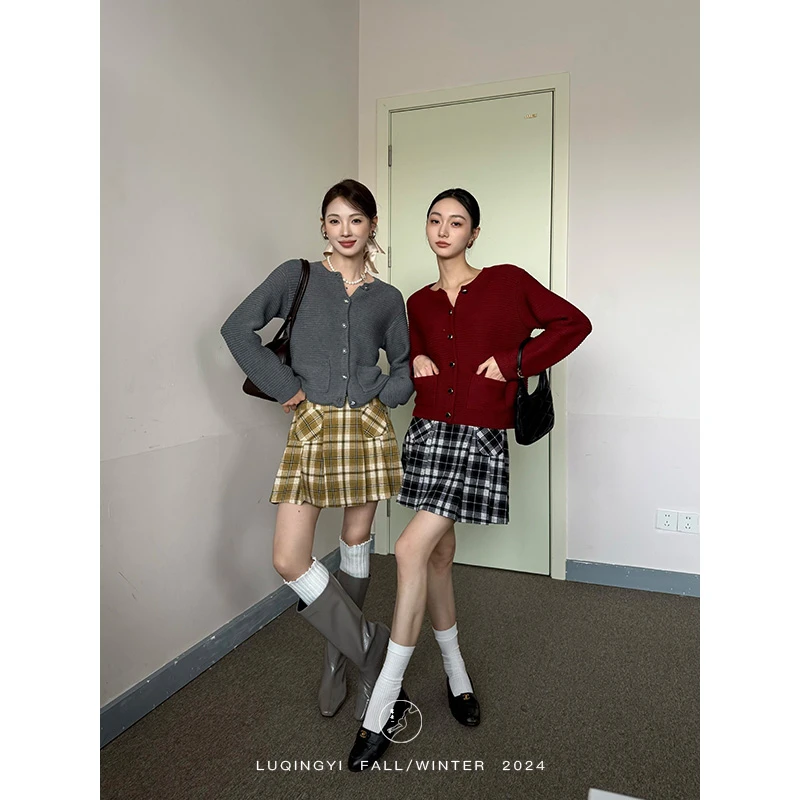 鹭青一原创【幸往】小香毛衣女冬复古红色圆领开衫毛衣L24M7399B