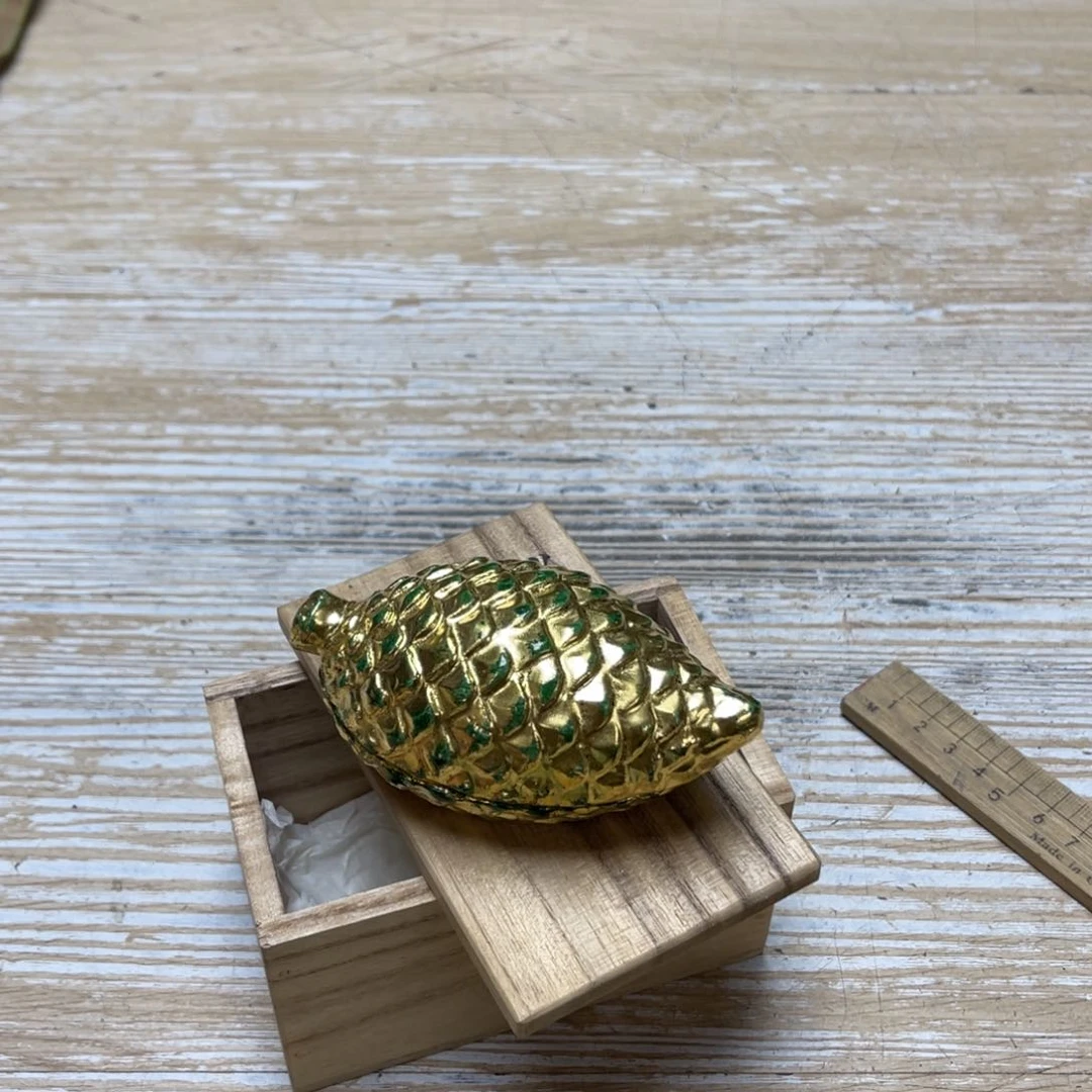 瓷片密密麻麻地排列着一个