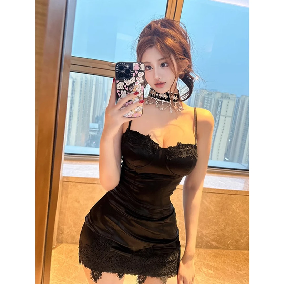 黑色蕾丝抹胸吊带连衣裙女2025新款法式纯欲辣妹风别致修身包臀裙
