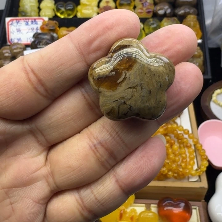 琥珀未镶嵌颈饰溶洞五角星