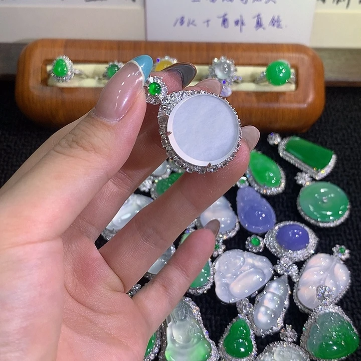 颈饰18K金镶嵌翡翠
