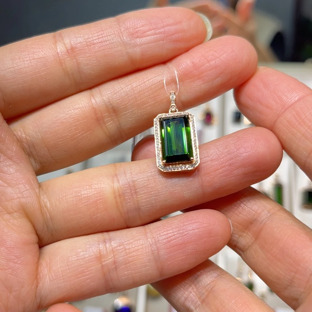 18K金镶嵌颈饰碧玺小**姐