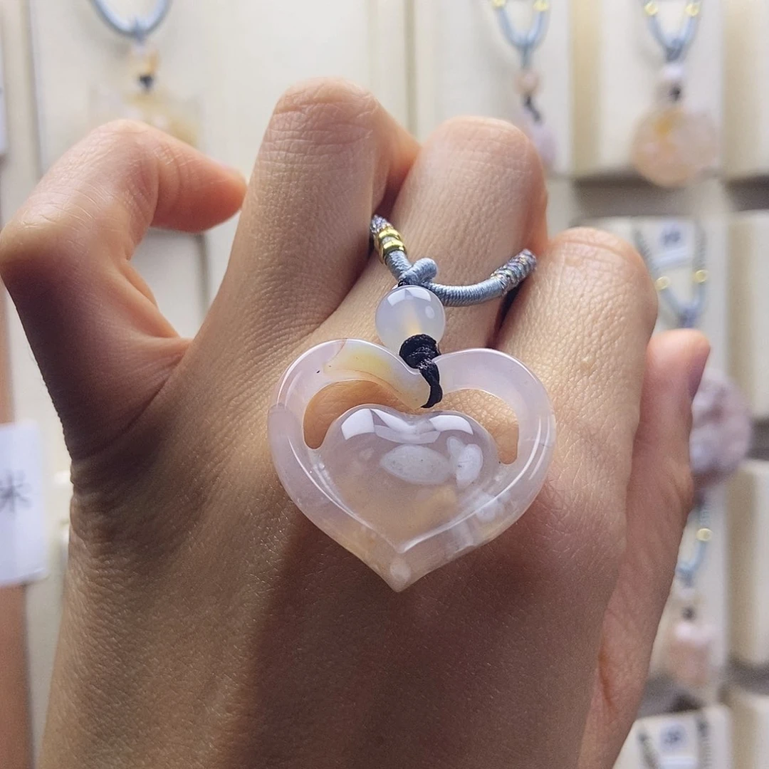 石英质玉吊坠(赠链)未镶嵌淡***光