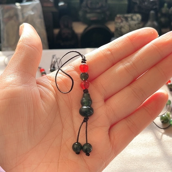 蕊***⁹蛇纹石玉未镶嵌颈饰