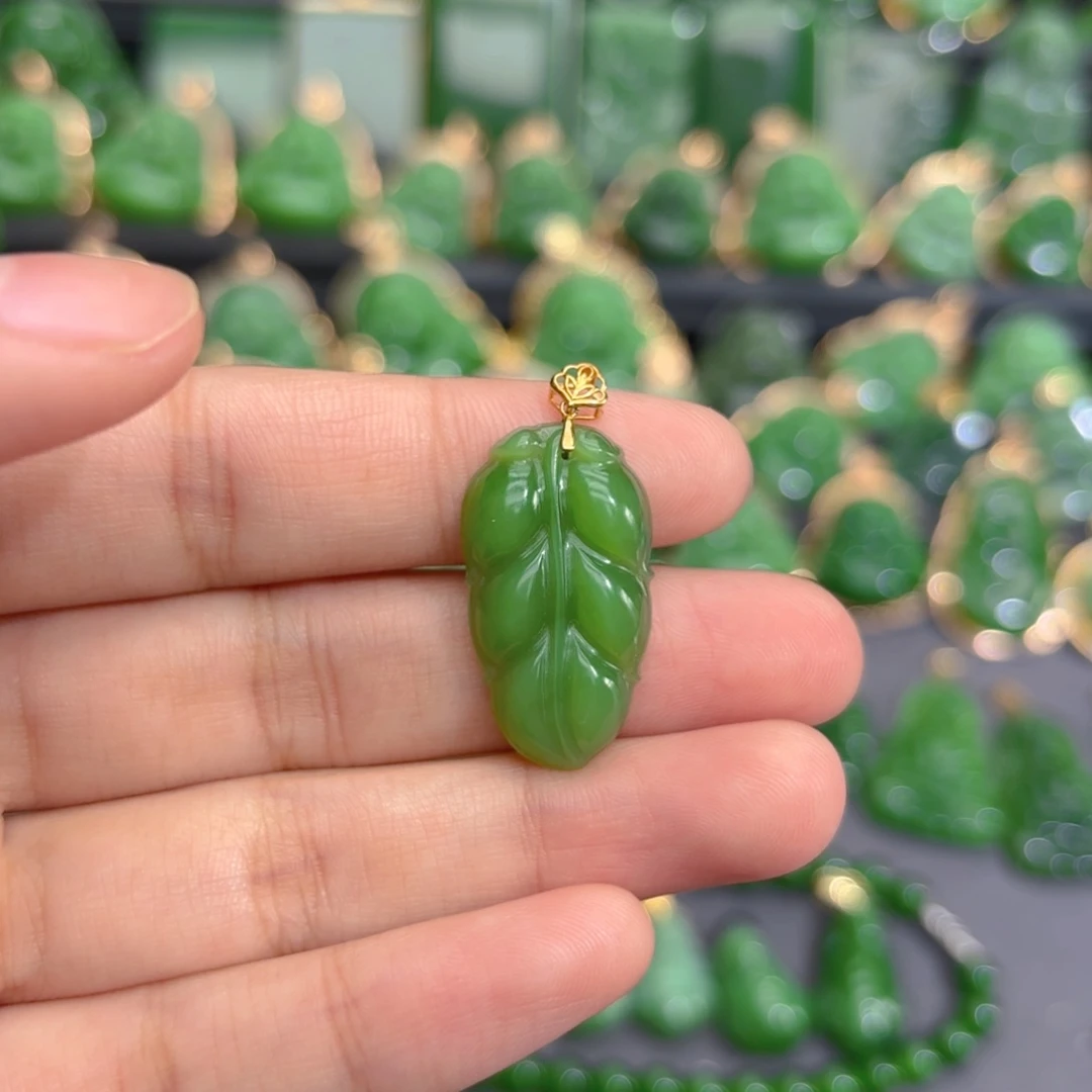 颈饰18K金镶嵌和田玉（碧玉）