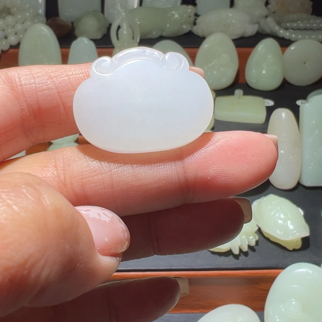 欽***道和田玉未镶嵌颈饰