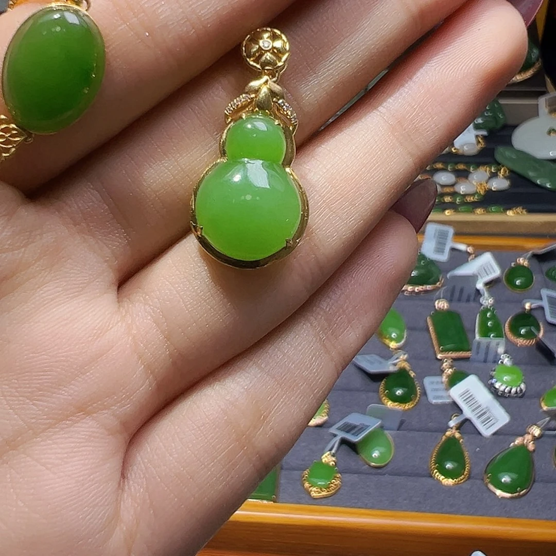 小***松和田玉18K金镶嵌吊坠(赠链)