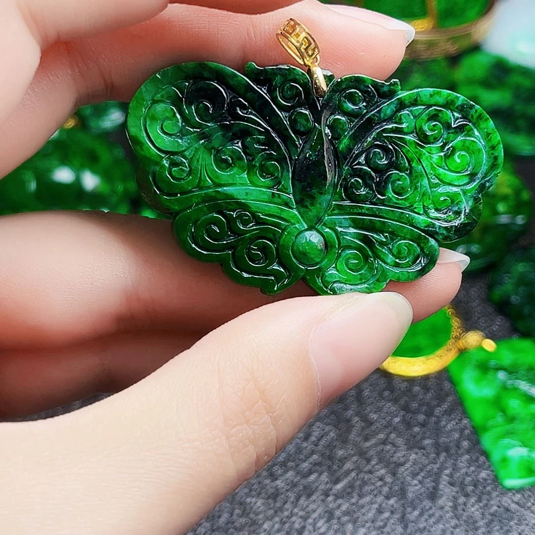 颈饰18K金镶嵌翡翠多样性