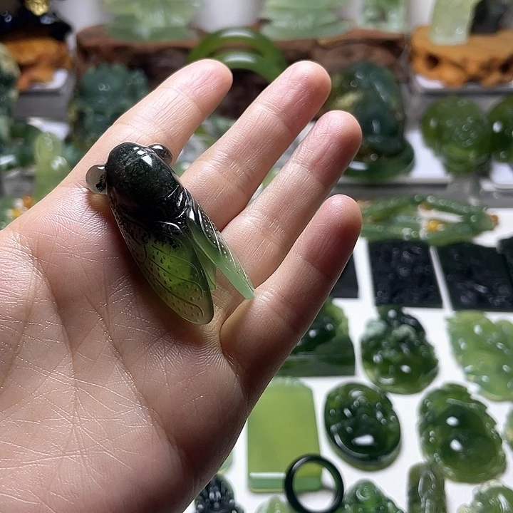 蛇纹石玉颈饰未镶嵌小***泡