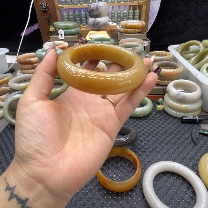 骑***速石英岩玉未镶嵌手镯