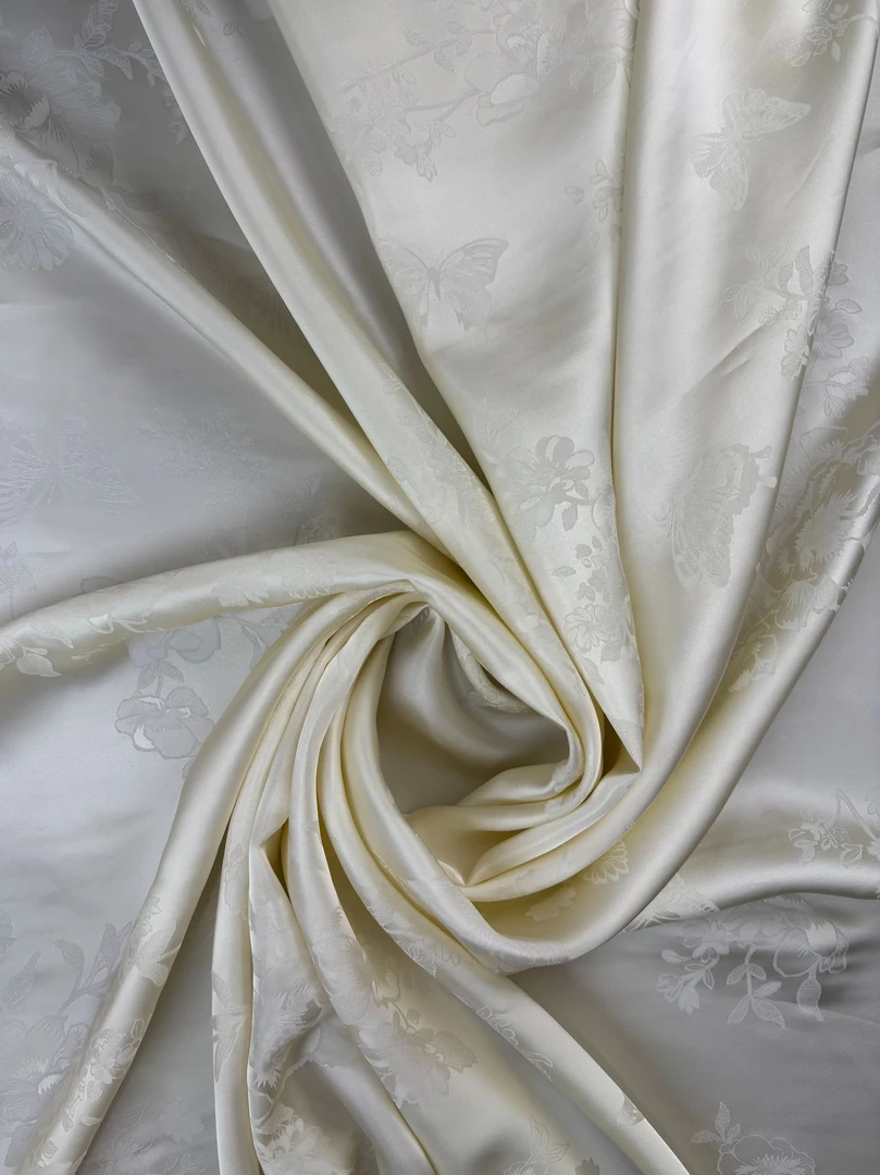 米白色真丝冠乐皱花萝面料可做多种服饰宽米