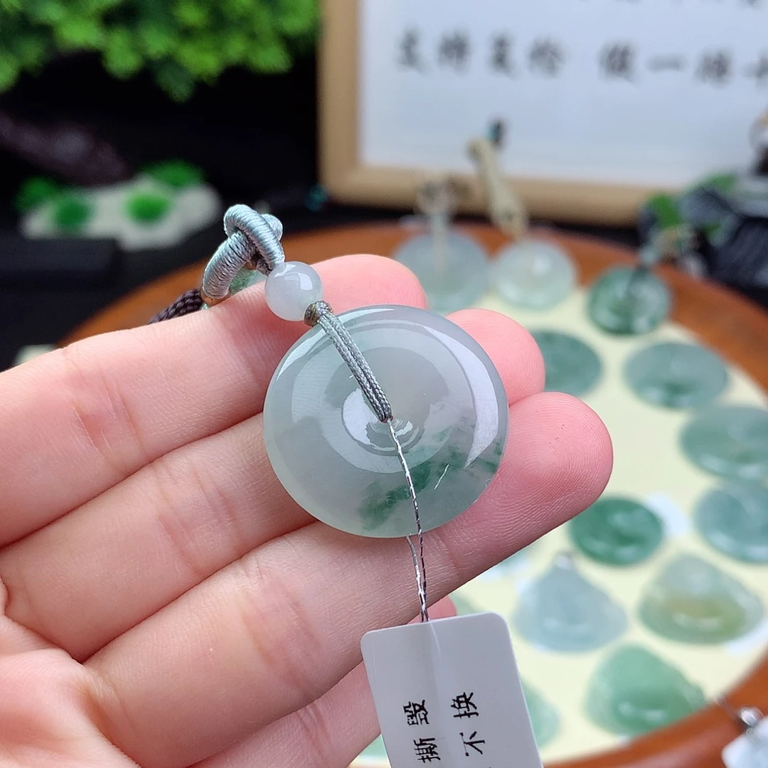翡翠未镶嵌颈饰.****?平安扣