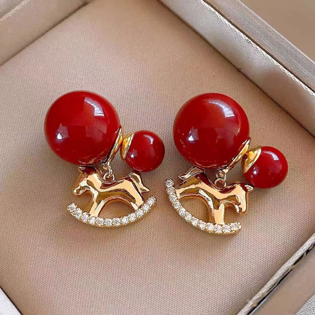 合金耳饰 港风红色小马耳环女秋冬复古独特漂亮耳钉新年本命耳饰