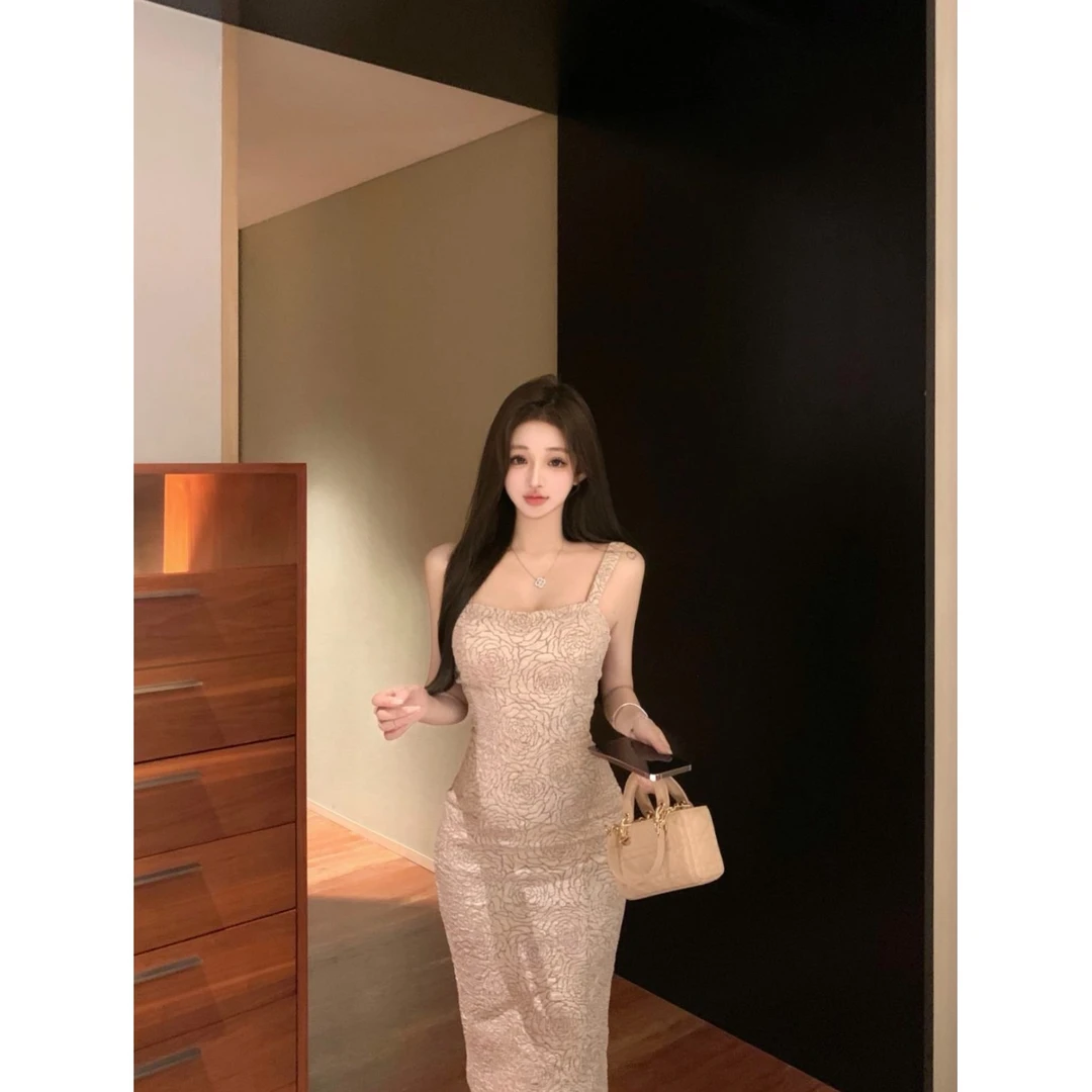 纯欲风花纹吊带连衣裙女春季带胸垫修身礼服裙中长款收腰包臀裙子