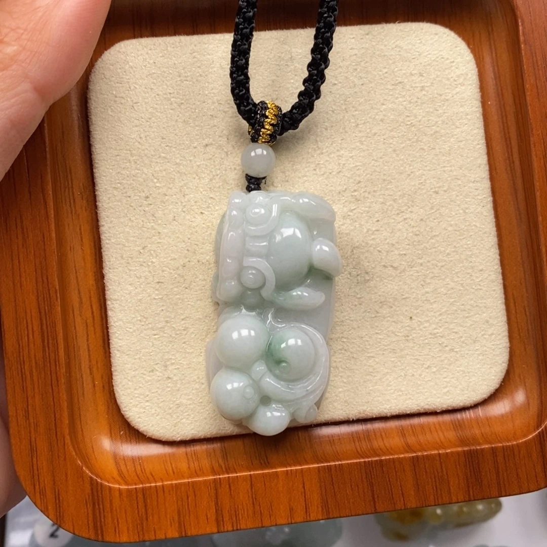 翡翠未镶嵌颈饰霸王貔貅