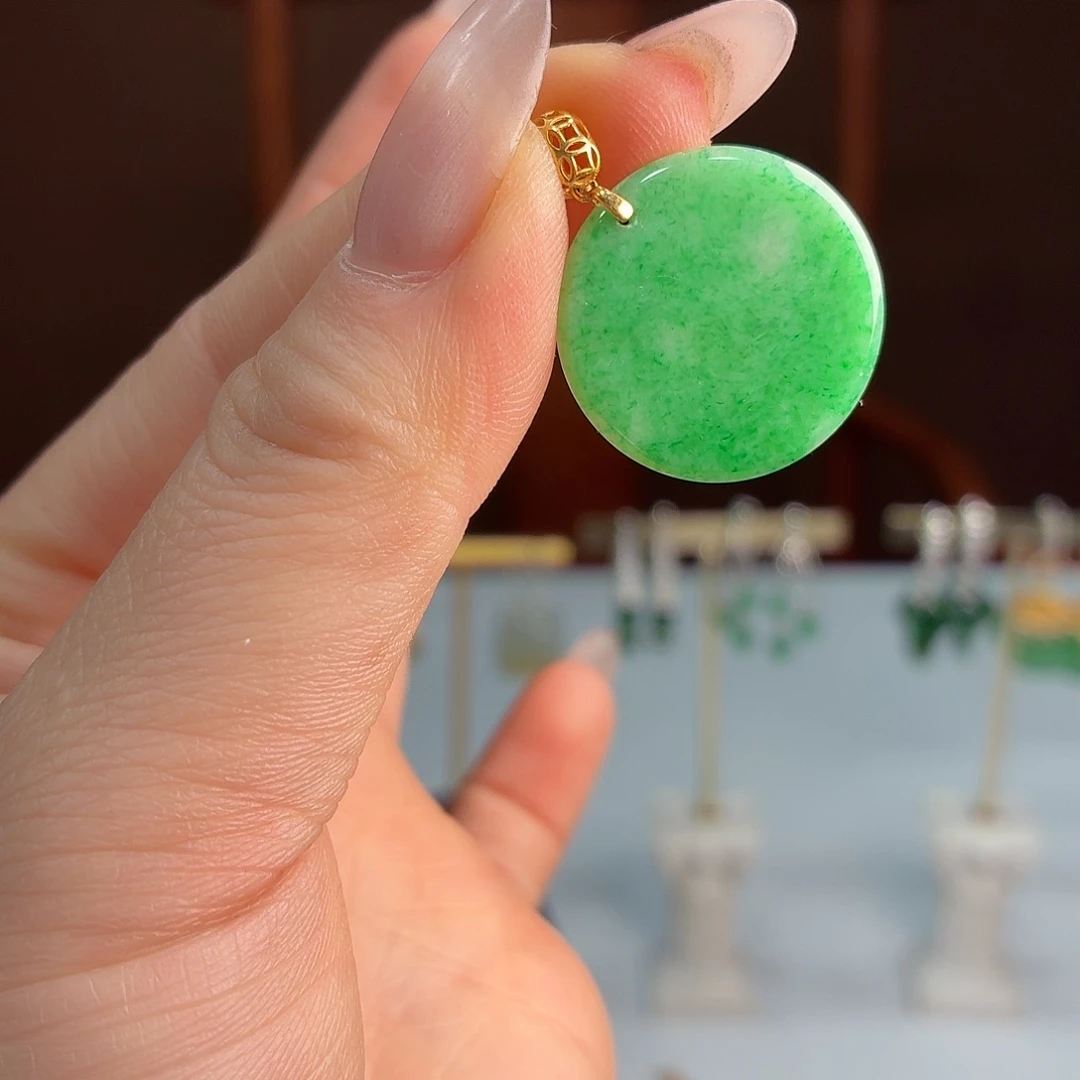 翡翠18K金镶嵌颈饰吊坠