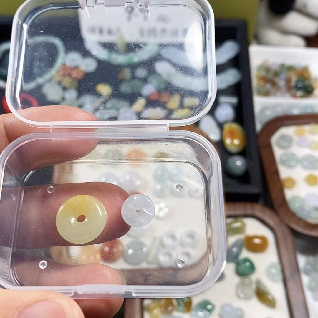 ℳ***、翡翠未镶嵌颈饰小滴溜