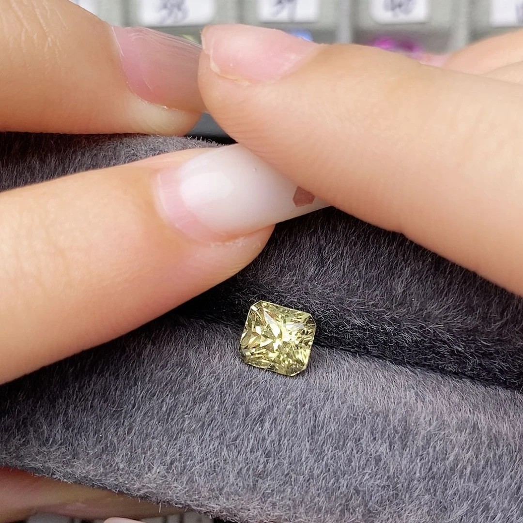 裸石彩色蓝宝石无烧金丝雀黄VB精致细碎1.84ct/0310