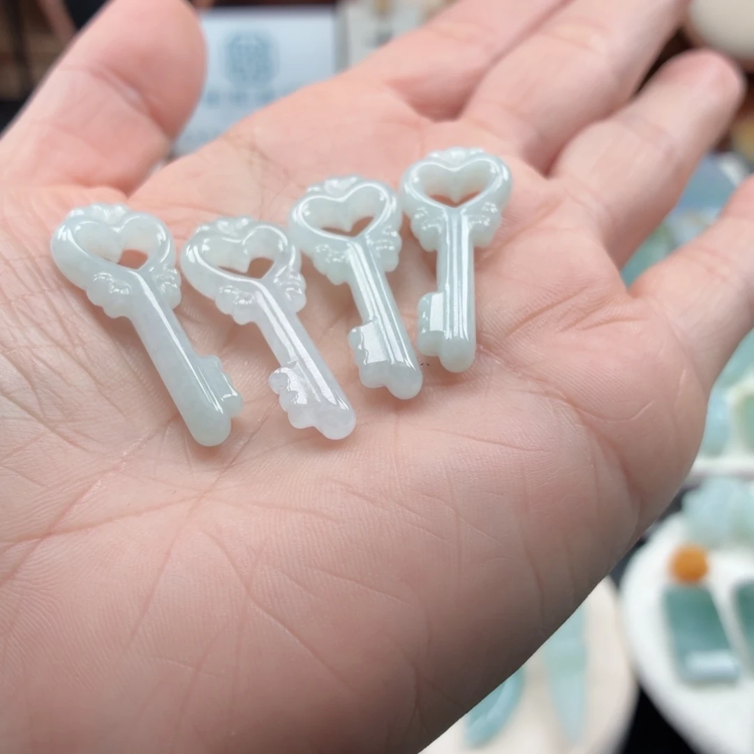 旺***牛翡翠未镶嵌颈饰天然A货翡翠