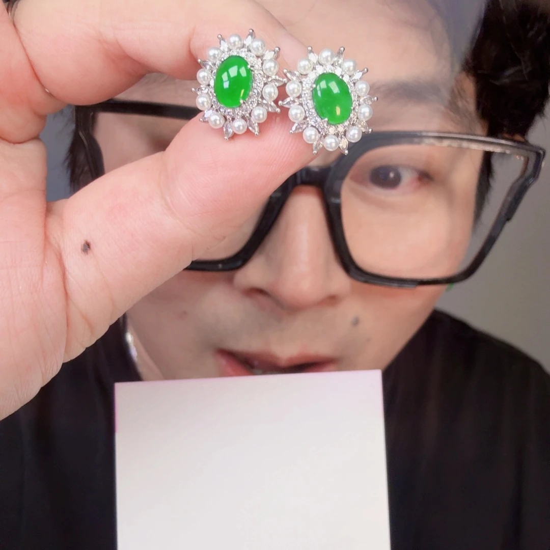 翡翠未镶嵌颈饰一对